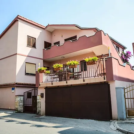 Apartment Ema *